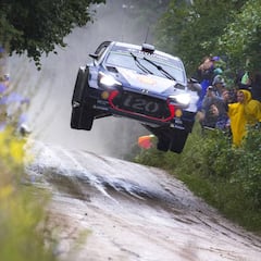 Vibrante duelo entre Neuville y Tanak, con Sordo quinto