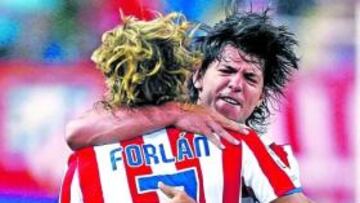 Agüero y Forlán celebran uno de los tantos