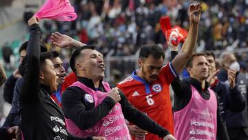 LA PAZ, BOLIVIA - FEBRUARY 01: Gary Medel of Chile celebrates with teammates after winning a match between Bolivia and Chile as part of FIFA World Cup Qatar 2022 Qualifiers at Hernando Siles Stadium on February 01, 2022 in La Paz, Bolivia. (Photo by Javie