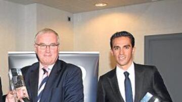 <b>NÚMEROS 1. </b>Juan Carlos Castaño (a la izquierda) y Contador reciben los premios de Pat McQuaid.