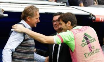 Iker Casillas saluda a Schuster.