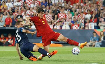 En mayo de 2023 adquirió la nacionalidad española y fue convocado con la selección absoluta por primera vez en junio de ese mismo año al ser incluido en la lista para jugar la UEFA Nations League.