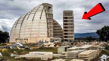 La Ciudad del Medio Ambiente de Soria, abandonada, con una flecha roja que se&ntilde;ala los edificios a medio construir y un cielo nublado. 