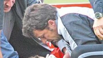 <b>TENSIÓN. </b>Arango al ser evacuado del campo el pasado domingo.