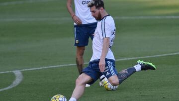 Argentina's Lionel Messi attends a training session of the national foorball team at the Atletico MG Training Centre in Vespasiano, Minas Gerais, Brazil, on November 8, 2016 ahead of their 2018 World Cup qualifier match against Brazil. / AFP PHOTO / DOUGLAS MAGNO