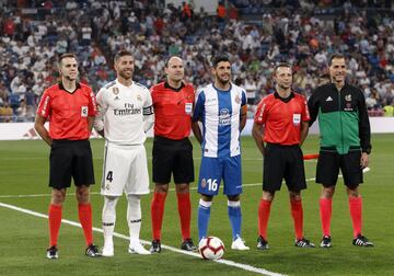 El árbitro Mateu Lahoz entre los capitanes Sergio Ramos y Javi López.