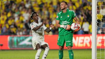 Real Madrid's Brazilian forward #07 Vinicius Junior takes the ball from Las Palmas' Spanish goalkeeper #01 Jasper Cillessen after scoring from the penalty spot during the Spanish league football match between UD Las Palmas and Real Madrid CF at the Gran Canaria stadium in Las Palmas de Gran Canaria on August 29, 2024. (Photo by Cesar Manso / AFP)