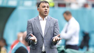 Soccer Football - Euro 2020 - Group C - Ukraine v North Macedonia - National Arena, Bucharest, Romania - June 17, 2021 North Macedonia coach Igor Angelovski reacts Pool via REUTERS/Robert Ghement