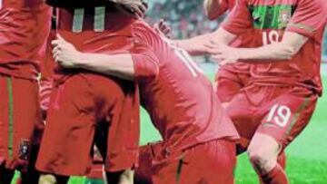 <b>TEMIBLE RACHA PORTUGUESA. </b>Miguel, Simao, Hugo Almeida, Tiago, Cristiano y Coentrao celebran uno de los goles de Portugal a Corea del Norte en el Mundial de 2010.