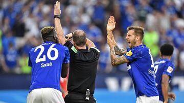 Schalke&#039;s Guido Burgstaller, right, complains to referee Marco Fritz during the German Bundesliga soccer match between FC Schalke 04 and Bayern Munich in Gelsenkirchen, Germany, Saturday, Aug. 24, 2019. (AP Photo/Martin Meissner)