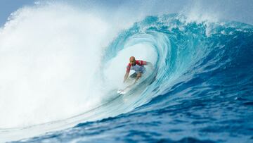 TEAHUPO'O, TAHITI, FRENCH POLYNESIA - MAY 25: Eleven-time WSL Champion Kelly Slater of the United States surfs in Heat 3 of the Opening Round at the SHISEIDO Tahiti Pro on May 25, 2024 at Teahupo'o, Tahiti, French Polynesia. (Photo by Matt Dunbar/World Surf League)