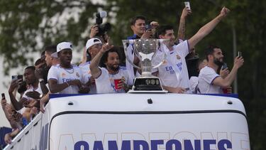 Los jugadores del Real Madrid en el autobús descapotable en el que celebraron la Liga 35.