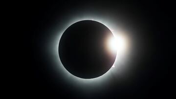 Video muestra sombras de la luna reflejadas en el piso por el eclipse solar
