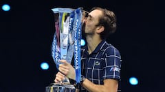 Medvedev besa el trofeo de ganador de las ATP Finals.