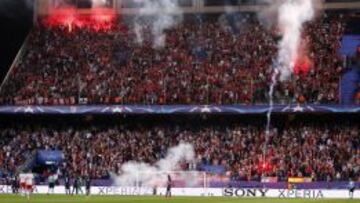 Imagen del lanzamiento de bengalas en el Atl&eacute;tico-Benfica.