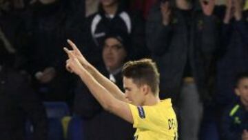 El centrocampista del Villarreal Denis Suárez celebra.