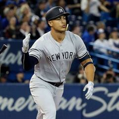 Giancarlo Stanton se estrenó con home runs en los Yankees