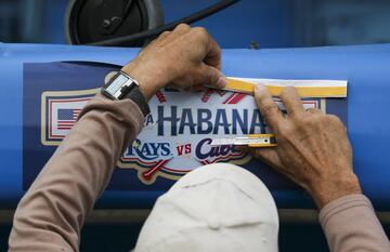 Jorge Luis coloca carteles en el estadio Latinoamericano de La Habana. 