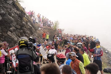 Llegado el sterrato, la maglia rosa ya estaba en manos de Yates de forma virtual sacándole cada vez más tiempo a Del Toro y Carapaz.
