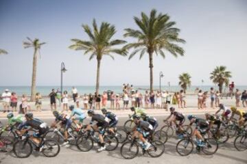 Pelotón a su paso por Benicassim.