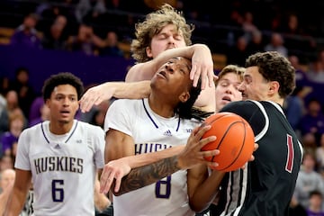 El baloncesto es un deporte de contacto, y a veces genera im芍genes tan peculiares como esta, en la que Tyler Harris, de los Washington Huskies, recibe una aparatosa falta de Grant Coleman, de la Universidad Seattle Pacific, en su enfrentamiento de la liga universitaria estadounidense (NCAA) disputado en Seattle (Washington).