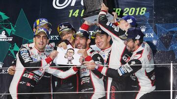 Los seis pilotos de Toyota celebraron el doblete en Fuji.