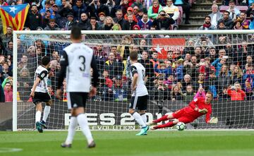 Gol 2-1 Parejo de penalti. Ter Stegen acertó el lado del lanzamiento desde los once metros, pero no atajó bien la pelota y se le coló por debajo