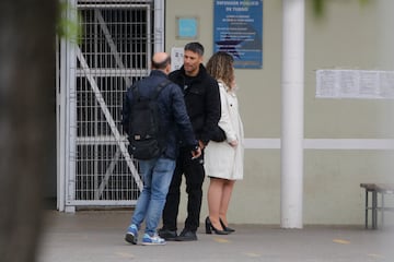 RANCAGUA, 23 de octubre 2024

Jorge Valdivia recibe visitas en Penal de Rancagua

En la foto: Su hermano Claudio sale del Penal de Rancagua junto a su nueva abogada defensora paula Vial

Jorge Loyola/Aton Chile