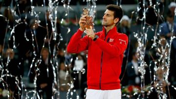 Djokovic, con el trofeo.