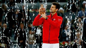 Djokovic, con el trofeo. 