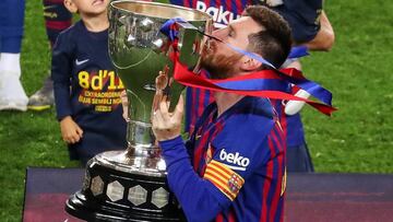 Messi besa la Copa de LaLiga tras ser campe&oacute;n con un gol suyo ante el Levante.
