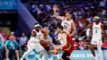 Dario Brizuela, del equipo español, parado por Luguentz Dort y Kelly Olynyk, de Canadá.
