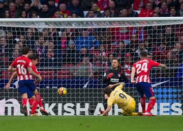 Cristian 'Portu' Portugués of Gerona beats Jan Oblak to make it 1-1.