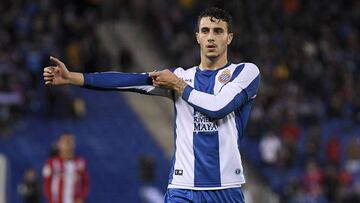 Mario Hermoso se ajusta la camiseta en el choque ante el Athletic del pasado lunes.