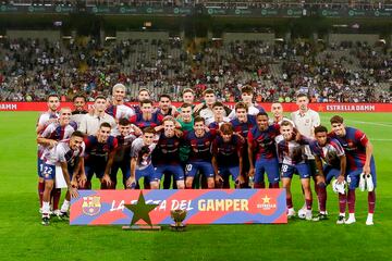 Los jugadores del Barcelona posan con el trofeo Joan Gamper tras ganar 4-2 al Tottenham.