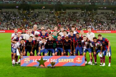 Los jugadores del Barcelona posan con el trofeo Joan Gamper tras ganar 4-2 al Tottenham.