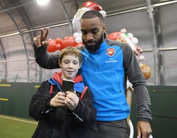 Lacazette junto a un niño.