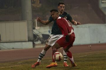 Pedro Ramírez pasa un balón ante la selección absoluta de Nepal.
