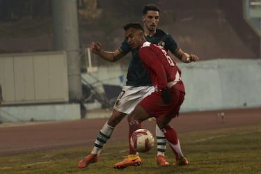 Pedro Ramírez pasa un balón ante la selección absoluta de Nepal.

