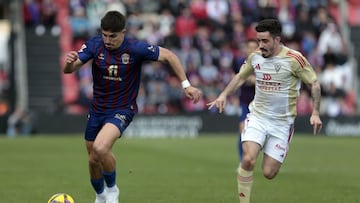 Julio Alonso trata de frenar el avance de Víctor García en el duelo ante el Eldense.