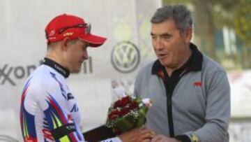El ciclista noruego Alexander Kristoff , junto al legendario corredor belga Eddy Merckx.