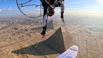 Horacio Llorens sobrevolando pirámides en Egipto