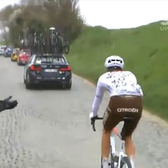 El pelotón estalla por la expulsión de Schär en el Tour de Flandes tras tirar un bidón