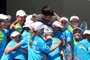 Novak Djokovic junto a los participantes del ANZ Tennis Hot Shot.