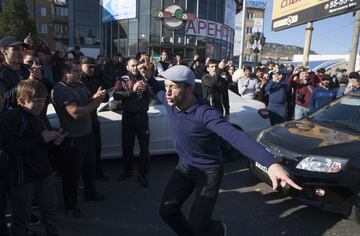 Cientos de fanáticos se congregaron en la arena Anzhi de Makhachkala para darle un gran recibimiento al luchador de UFC tras su victoria sobre la Conor McGregor.