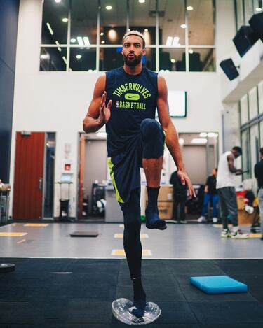 Donovan Mitchell se fue de Utah Jazz a Cleveland Cavaliers y la otra gran estrella del equipo de Salt Lake City, Rudy Gobert, fue enviado a Minnesota Timberwolves a cambio de uno de los retornos más altos de la historia de la NBA. El francés, después de nueve temporadas en los Jazz, inicia etapa en unos Wolves que creen que él es la clave para dar el paso al siguiente nivel después de regresar a playoffs la temporada pasada. Karl-Anthony Towns pasará a jugar de ala-pívot y formará junto a Gobert una nueva pareja de torres gemelas. Un equipo gigantesco en tiempos de small ball. ¿Acierto total o arrebato de locura? Pronto lo sabremos, pero en Minnesota van a por todas.