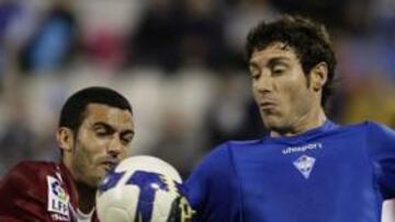 <b>TABLAS. </b>Ricardo toca con la bota un balón que David Malo intenta cortar con el pecho, ayer en el Rico Pérez.