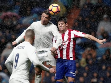 En la campa?a 2016-17, el Real Madrid jug¨® frente al Sporting de Gij¨®n (2-1) con una camiseta fabricada en su totalidad con materiales recuperados del oc¨¦ano. Sin embargo, en un d¨ªa climatol¨®gicamente malo (llovi¨® todo el partido), la lluvia ca¨ªda sobre el Bernab¨¦u durante el partido dej¨® la ecol¨®gica zamarra limpia y blanca en su totalidad, ya que la serigraf¨ªa del patrocinador, las rayas de la marca que viste al equipo y el escudo del club se volvieron invisibles...