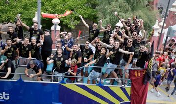 Aficionados y jugadores celebran el ascenso a segunda división por las calles de Elda.