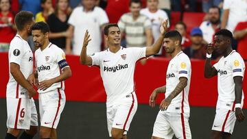 Los jugadores del Sevilla celebran el gol de Ben Yedder.